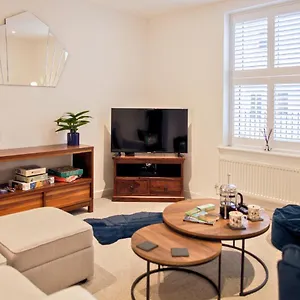villa-stunning-2-bed-with-private-patio-and-free-parking.tophotelsbath.com/